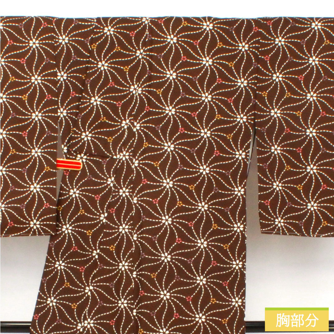 小紋 ポリエステル Sランク 身丈165cm 裄丈64.5cm 袷 土黒色（つちぐろいろ） 洗える着物 桜の花びら しつけ糸付き 未使用品 茶系 1115007642514