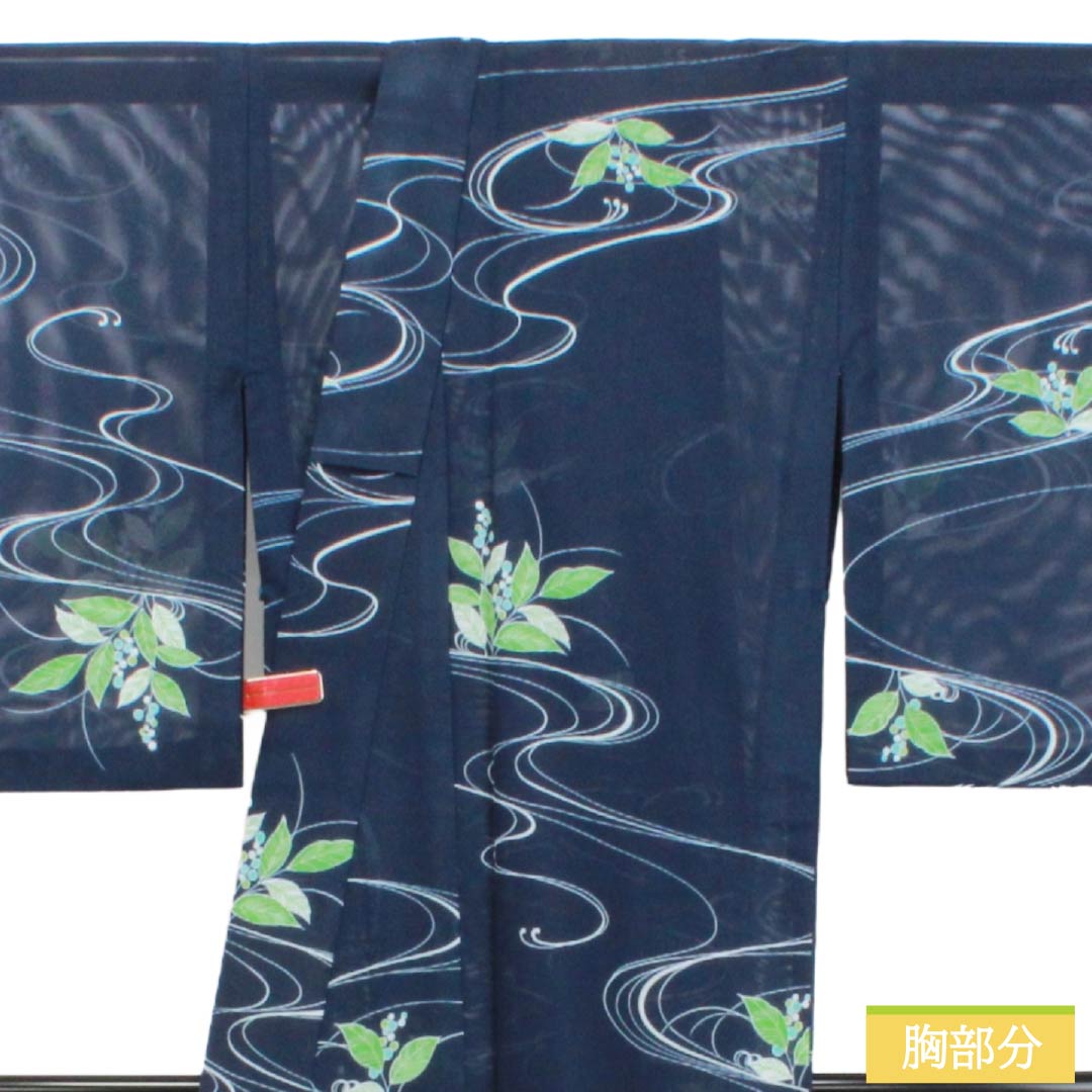 夏物 ポリエステル 小紋 Aランク 身丈168cm 裄丈64.5cm 濃紺色（のうこんいろ） 草花模様 流水 洗える着物 絽 紺系 1132005333518