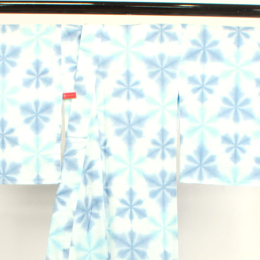 （新品未使用品）浴衣 雪花絞り しつけ糸付き 未使用品 抽象模様 板締め絞り 木綿 NEWランク 単衣 身丈162cm 裄丈65cm 青系 1118003921417