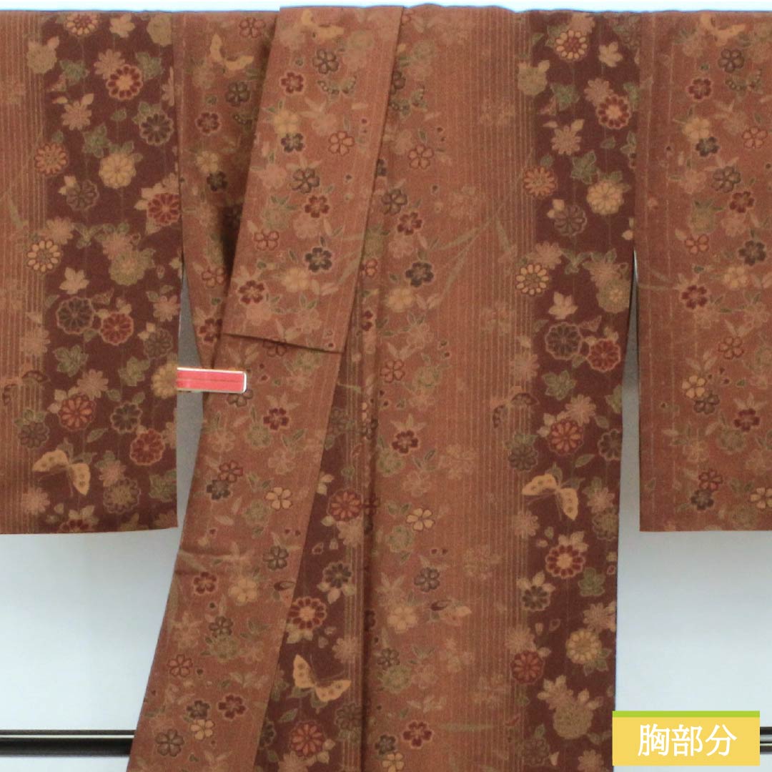 小紋 ポリエステル 身丈163cm 裄丈64.5cm 袷 焦色（こがれいろ） 煉瓦色（れんがいろ） 草花模様 蝶 洗える着物 Sランク 茶系 1115005992414