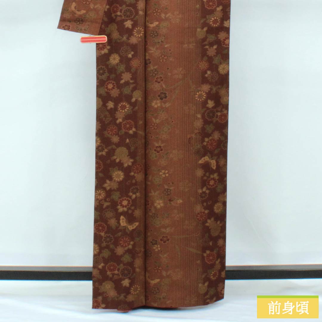 小紋 ポリエステル 身丈163cm 裄丈64.5cm 袷 焦色（こがれいろ） 煉瓦色（れんがいろ） 草花模様 蝶 洗える着物 Sランク 茶系 1115005992414