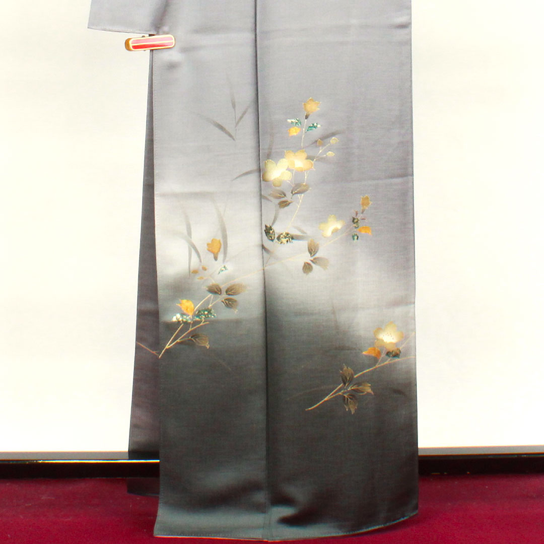 Homongi (formal kimono) Length 163.5cm Sleeve length 67cm Lead color Gold finish Floral pattern Pure silk A rank Gray 1112002603422