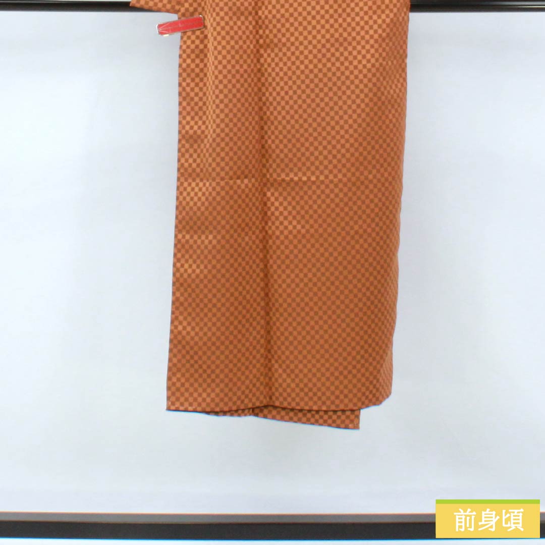 男物 ポリエステル Sランク 身丈133.5cm 裄丈66.5cm 濃朽葉色（こいくちばいろ） 市松模様 背抜き仕立て 半衿付き 袷 橙系 1119001372326