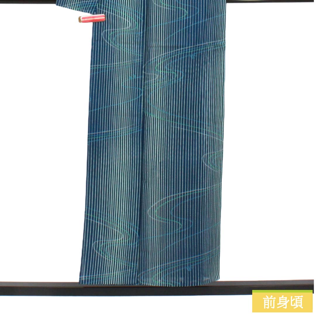夏物 ポリエステル 小紋 Sランク 身丈153cm 裄丈63cm 呉須色（ごすいろ） 洗える着物 縞 流水 絽 紺系 1132007172218