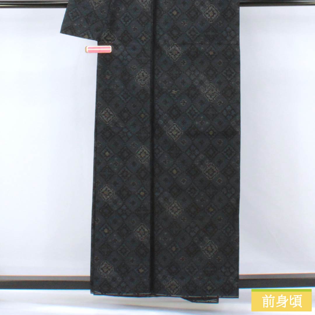 Pure silk tsumugi (pongee) kimono, Grade A, length 158.5cm, sleeve length 65cm, navy blue (kon-iro) with a horizontal double-kasuri (double-patterned) geometric pattern, basting threads included, lined, navy blue, product number 1116004693318