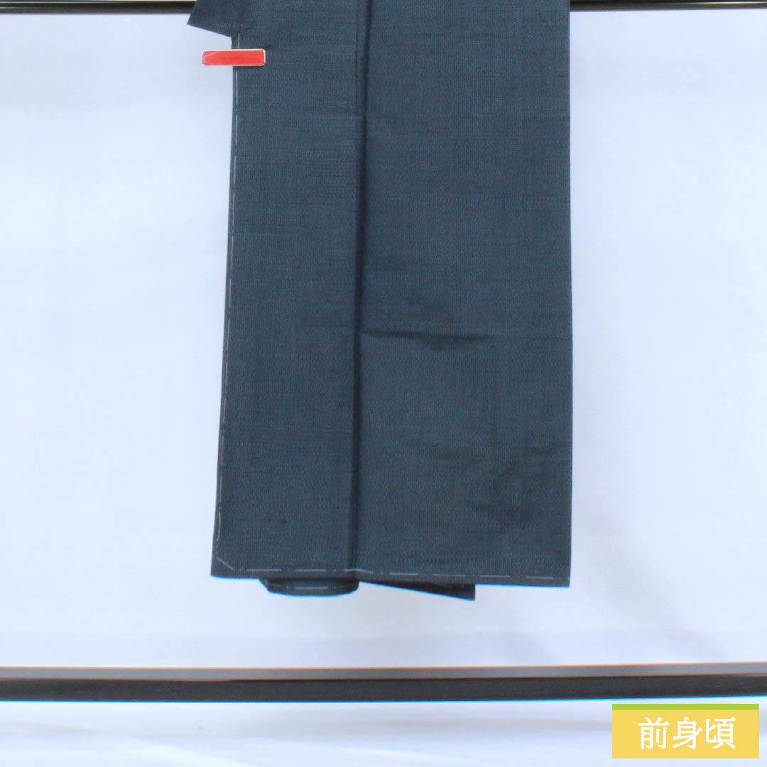 男物 正絹 Sランク 身丈140cm 裄丈62cm  濃紺色（のうこんいろ） 大島紬 幾何学模様 しつけ糸付き 袷 紺系 1119001182418