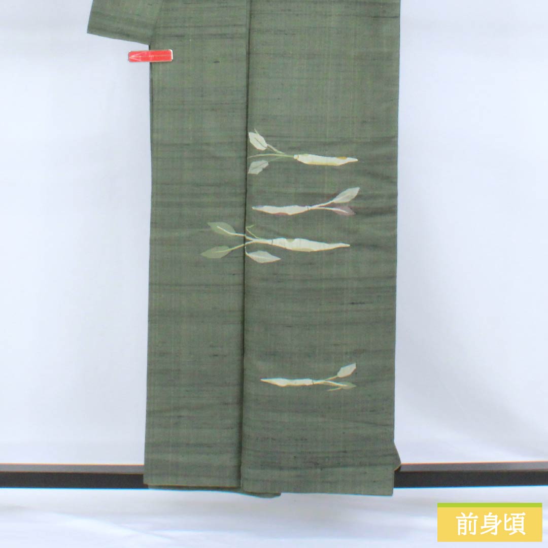 *Silk Houmongi, Rank A, fully lined. Height 156cm, YUKI 66cm. Iwaichairo (brownish green). Includes an attached collar. Scoop-woven tsumugi fabric. Artist-designed. Vegetable pattern. Green-toned. Item number 1112007803319.*
