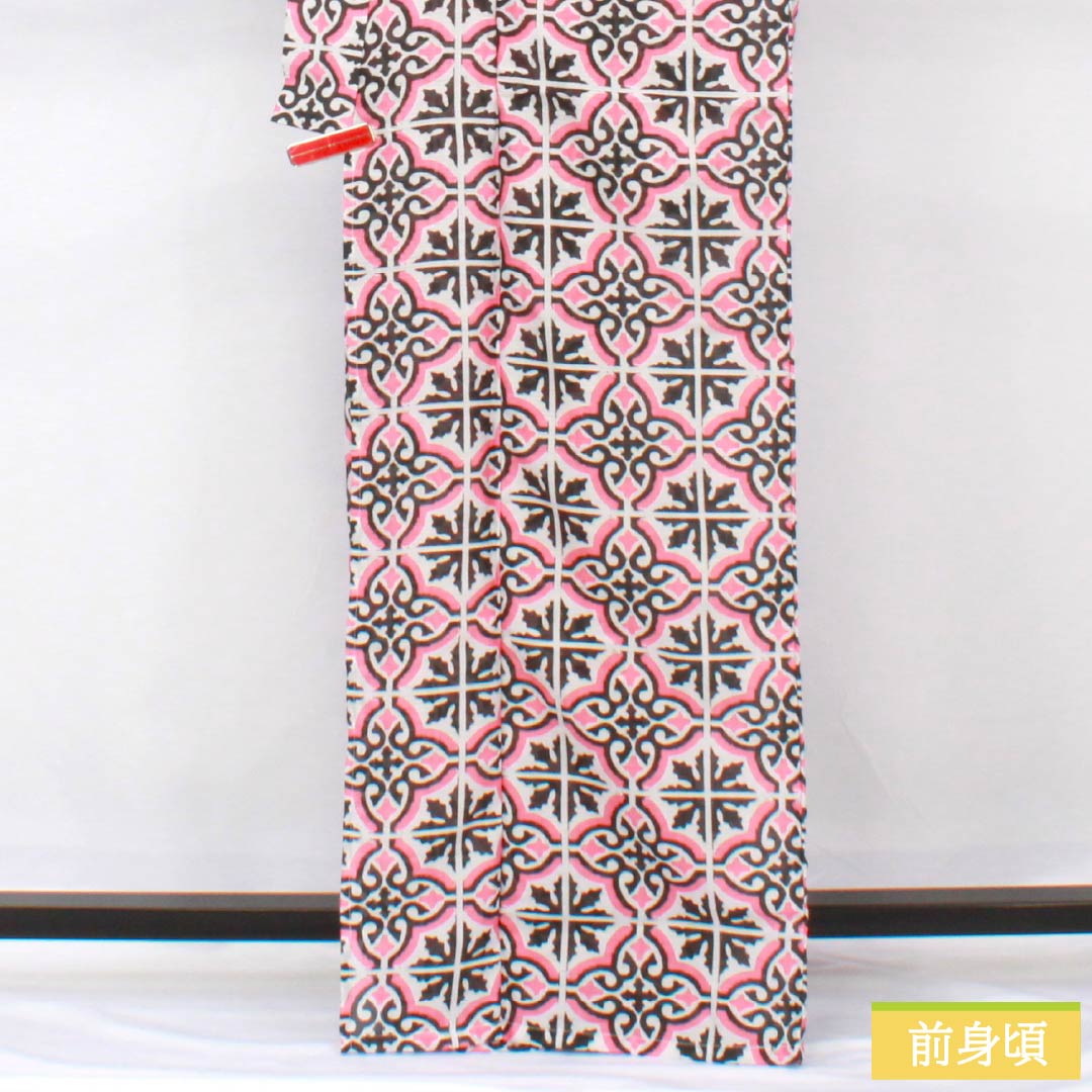 （新品未使用品） 浴衣 ポリエステル 身丈166cm 裄丈65cm NEWランク 単衣 ピンク系 中紅花色（なかのくれないいろ） 幾何学模様 タイル柄 ダマスク柄 1118005771513