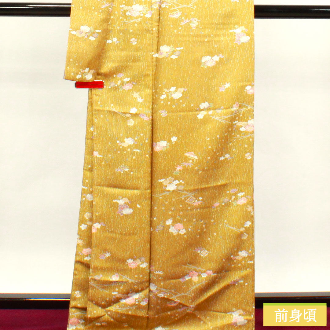 小紋 ポリエステル 身丈170cm 裄丈66.5cm 袷  黄土色 洗える着物 宝尽くし 松竹梅 しつけ糸付き 未使用品  Sランク 黄系 1115003592623