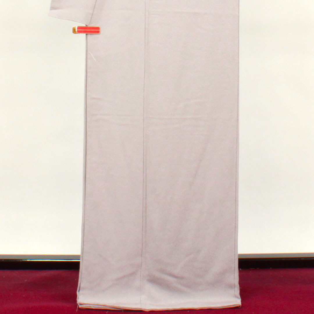 色無地 ポリエステル 鈍紫色 洗える着物 素無地 しつけ糸付き 未使用品 藤輪に木瓜  身丈170cm 裄丈66.5cm 袷  Sランク 紫系 1114000752620