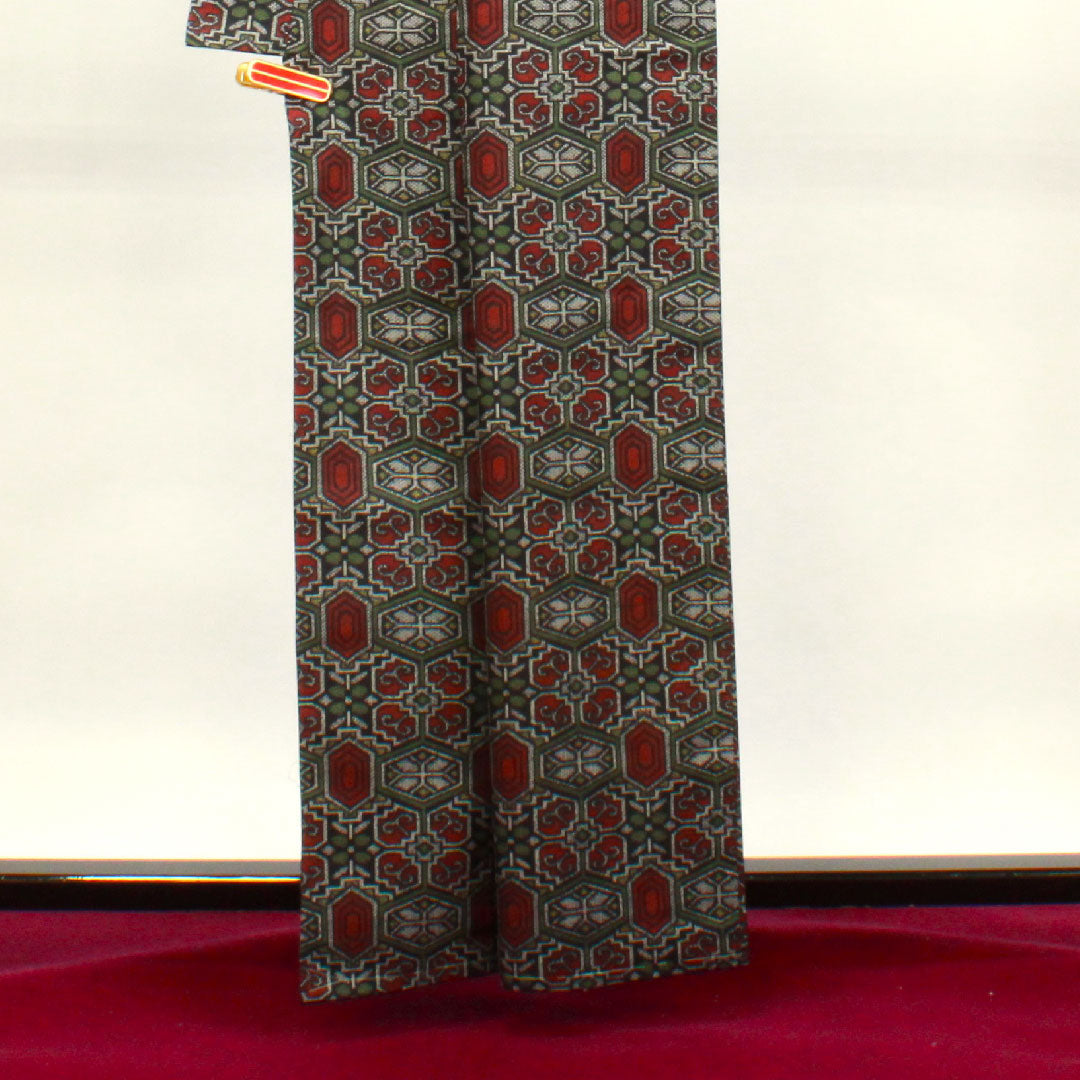 村山大島紬 身丈162cm 裄丈63.5cm しつけ糸付き 未使用品 アンサンブル 幾何学模様 正絹 Sランク 袷 黒系 1116002732410