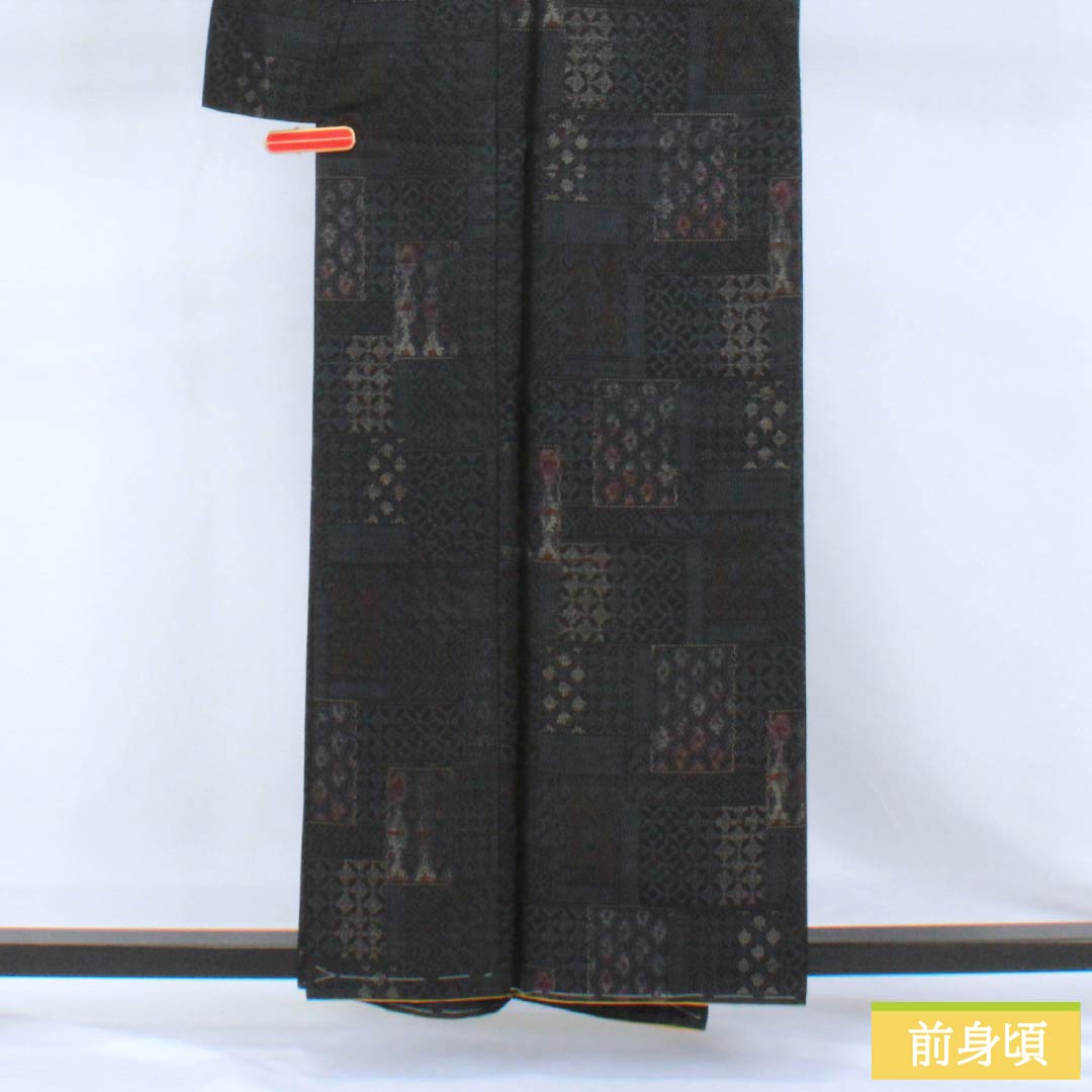 紬 正絹 Sランク 身丈158cm 裄丈63.5cm 大島紬 横双絣 幾何学模様 しつけ糸付き 袷 紺系 1116004982318