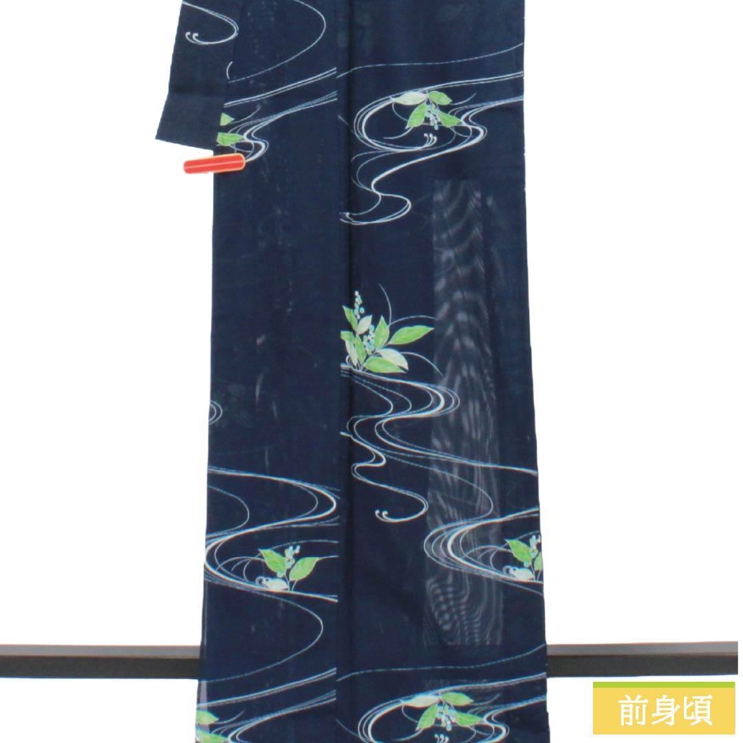 夏物 ポリエステル 小紋 Aランク 身丈168cm 裄丈64.5cm 濃紺色（のうこんいろ） 草花模様 流水 洗える着物 絽 紺系 1132005333518
