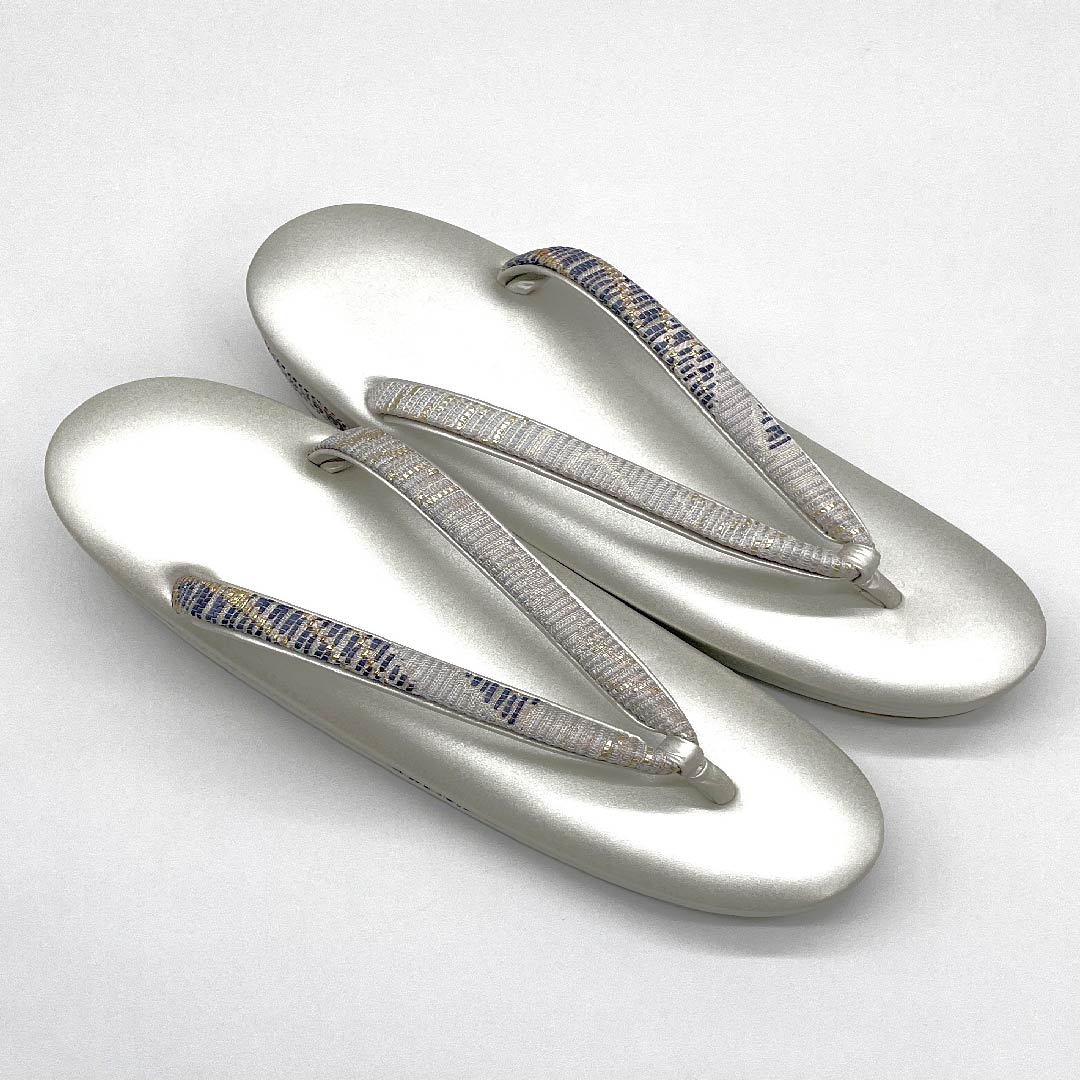 （新古品）草履バックセット フォーマル 銀白色（ぎんはくしょく） 未使用品 古典柄 松 Mサイズ 白系 NEWランク 1133000121311