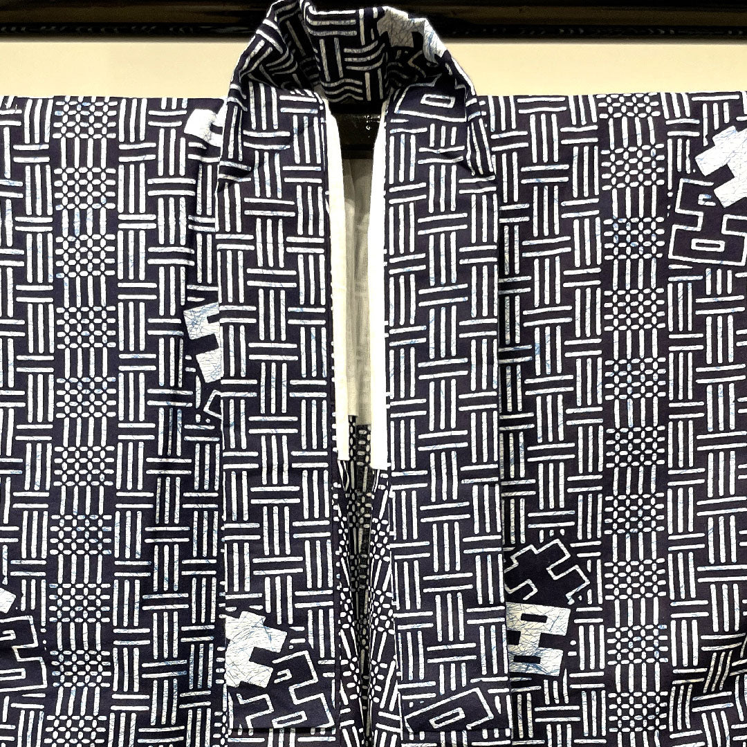 浴衣 しつけ糸付き 未使用品 男物 濃紺色 幾何学模様 木綿 Sランク 単衣 身丈130.5cm 裄丈64.5cm 紺系 1118002672118