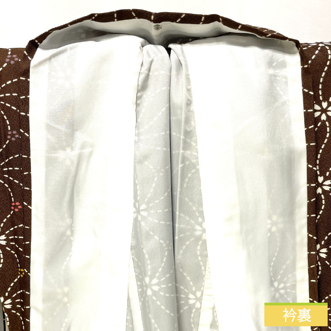 小紋 ポリエステル Sランク 身丈165cm 裄丈64.5cm 袷 土黒色（つちぐろいろ） 洗える着物 桜の花びら しつけ糸付き 未使用品 茶系 1115007642514