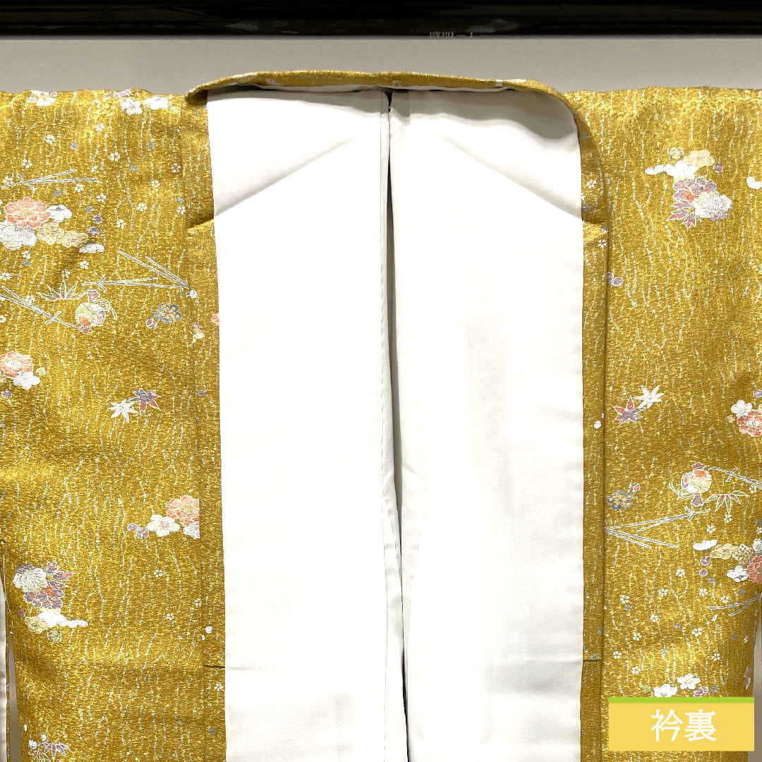 小紋 ポリエステル 身丈170cm 裄丈66.5cm 袷  黄土色 洗える着物 宝尽くし 松竹梅 しつけ糸付き 未使用品  Sランク 黄系 1115003592623