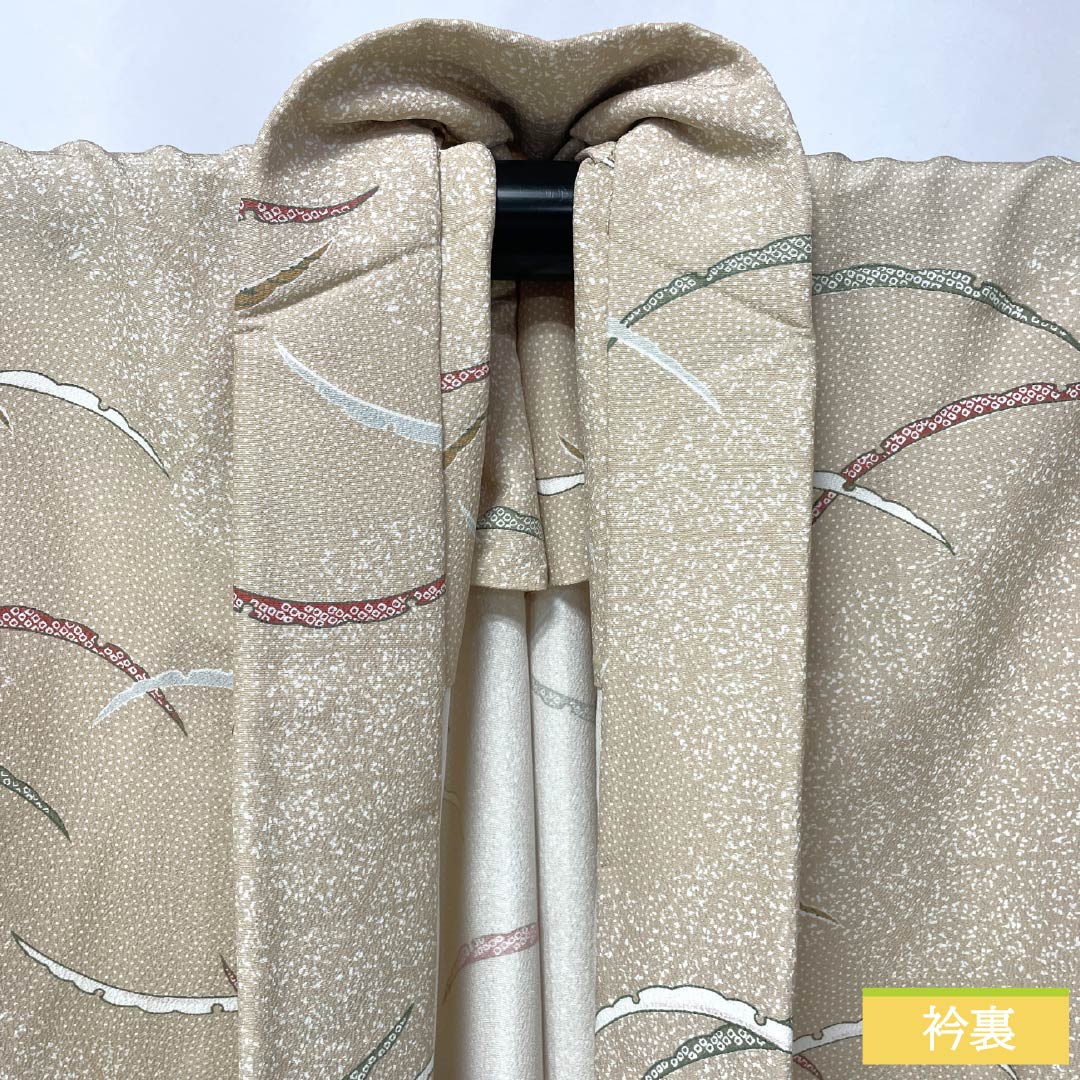 小紋 ポリエステル Aランク 身丈155.5cm 裄丈63cm 袷 胡桃色（くるみいろ） 露芝 背抜き仕立て 洗える着物 ベージュ系 1115007123325