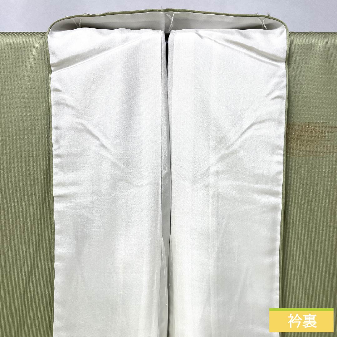 This S-rank, lined, pure silk formal kimono (visiting kimono) features a light willow-colored tsukesage (dressed kimono) with Suzhou embroidery, featuring mandarin ducks, small flowers, and a pearl-tone finish in green. Product code: 1112007102419