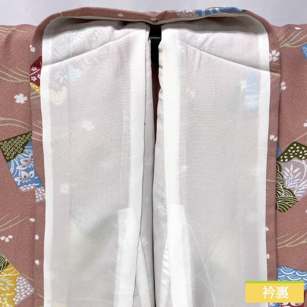 小紋 ポリエステル Sランク 身丈165.5cm 裄丈66cm 袷 薄紅梅色（うすこうばいいろ） 古典柄 しつけ糸付き 洗える着物 ピンク系 1115007042513