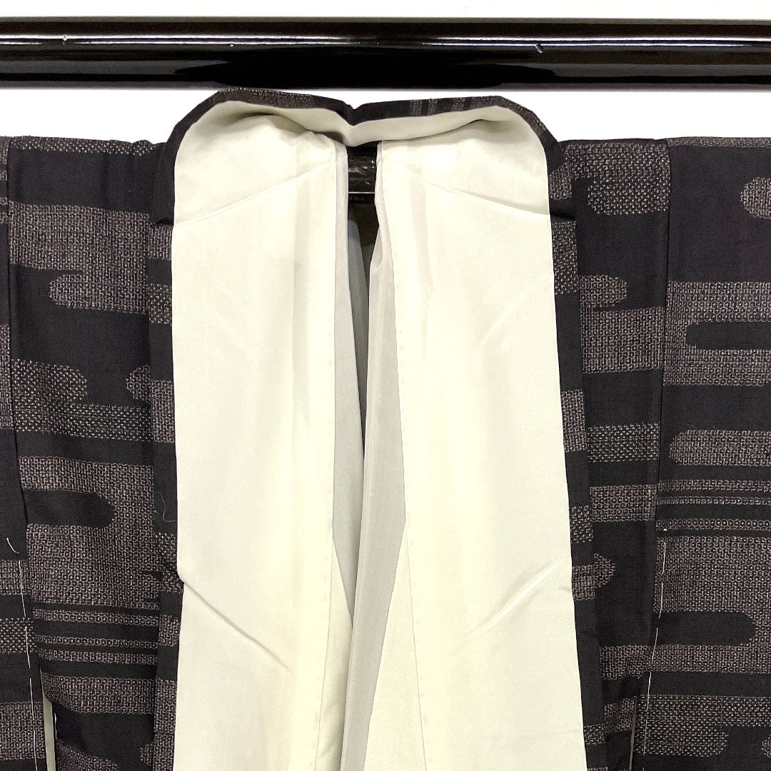 結城紬 身丈154cm 裄丈61cm 100亀甲 ヱ霞模様 正絹 Aランク 袷 黒系 1116000603210