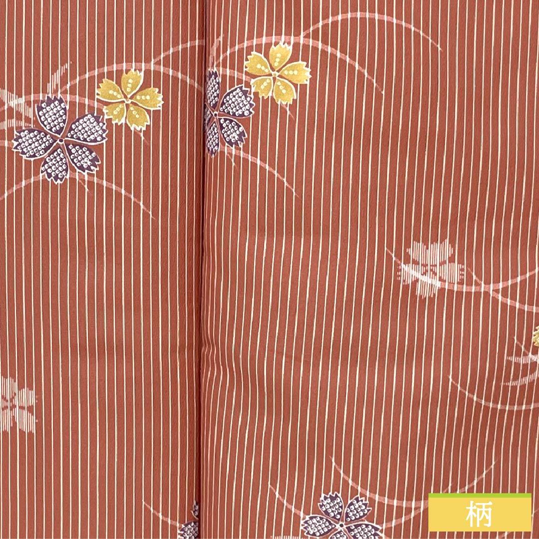 小紋 ポリエステル 身丈163cm 裄丈65cm 袷 似紅色（にせべにいろ） 露芝 小花 洗える着物 Aランク 赤系 1115005933412