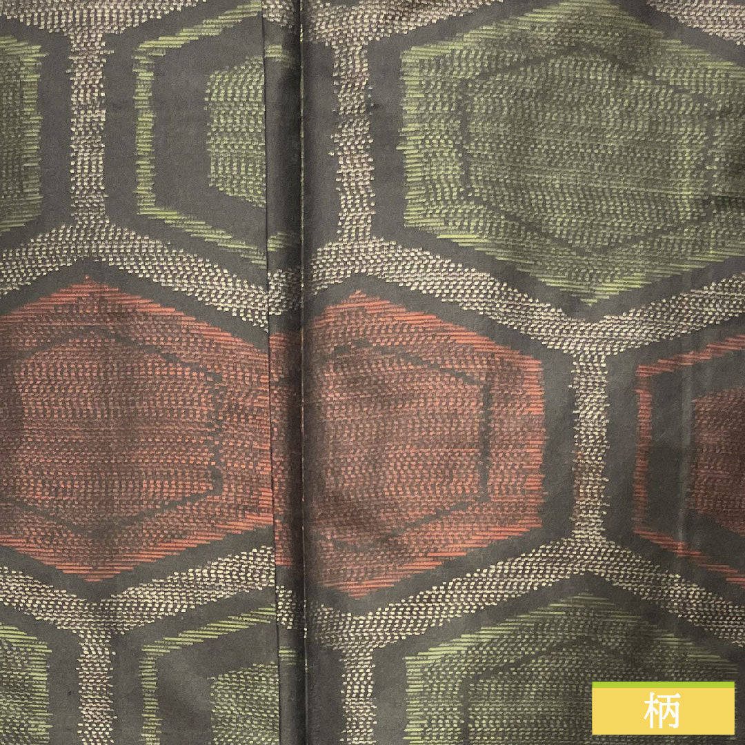 大島紬 正絹 身丈150cm 裄丈62.5cm  緯総絣 亀甲模様 Sランク 袷 黒系 1116003312110