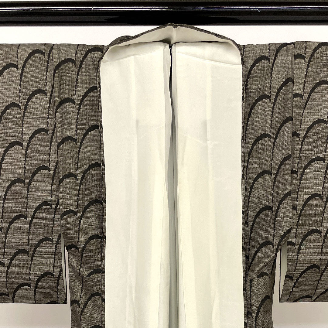 大島紬 身丈156cm 裄丈63cm 9マルキ 抽象模様 正絹 Aランク 袷 黒系 1116000613310