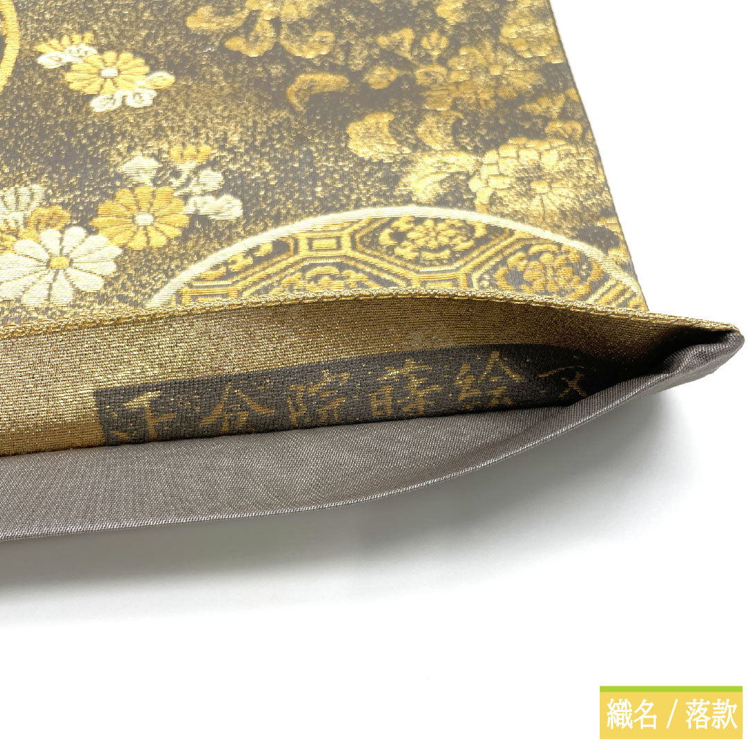 Formal, gray-colored, genuine silk obi (S-rank) with Nishijin weave and Shosoin maki-e (lacquerware) motifs. Length: 442cm. Six-fold obi. Product code: 1123016962322.
