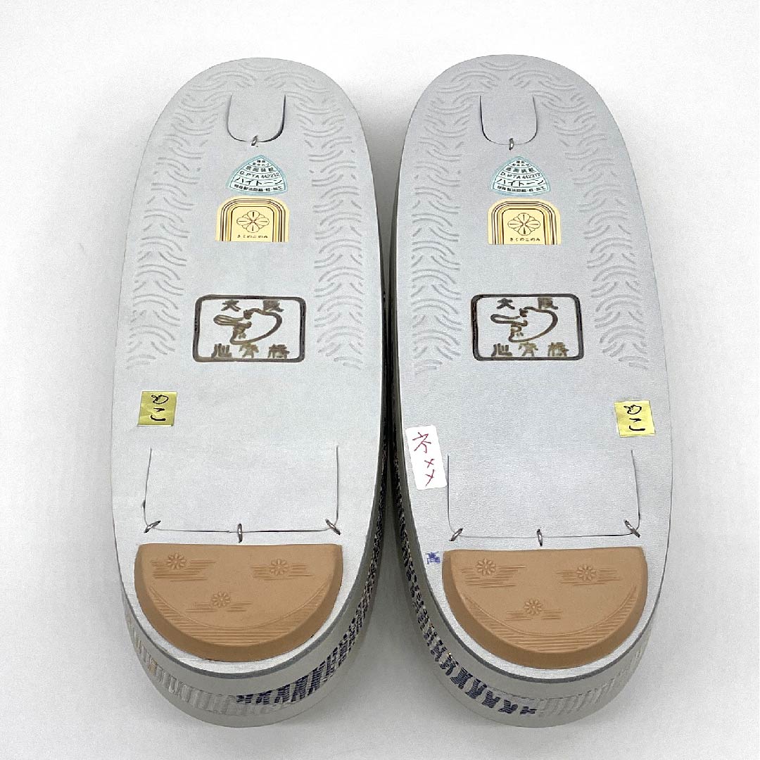 （新古品）草履バックセット フォーマル 銀白色（ぎんはくしょく） 未使用品 古典柄 松 Mサイズ 白系 NEWランク 1133000121311