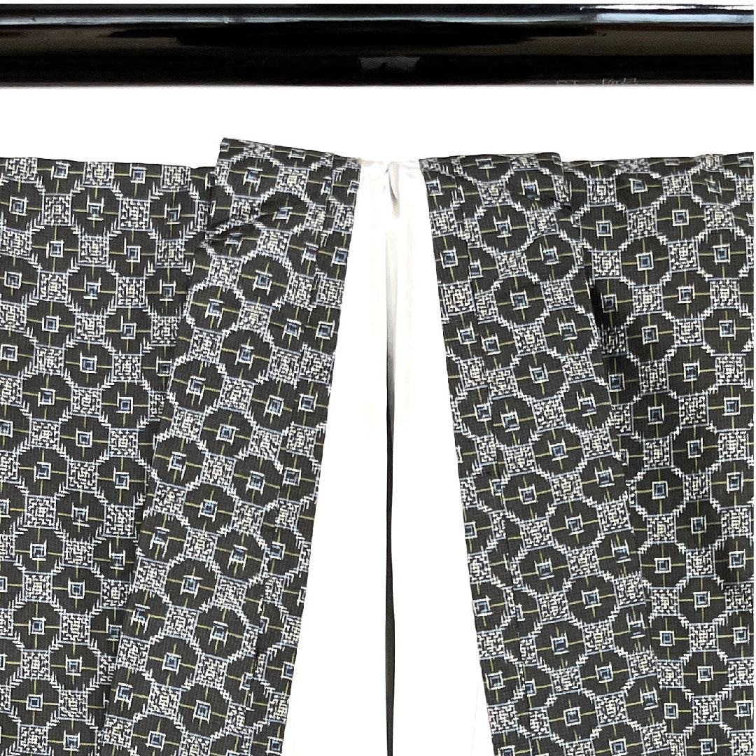 村山大島 身丈148cm 裄丈62.5cm 幾何学模様 正絹 Aランク 袷 黒系 1116001953110