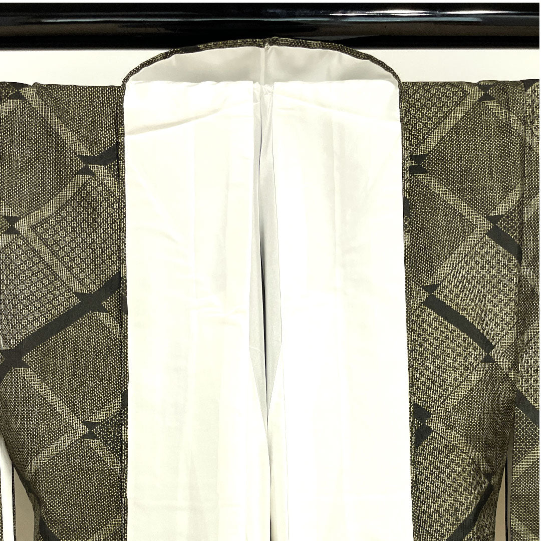 大島紬 身丈160.5cm 裄丈67cm 経緯絣 菱 正絹 Sランク 袷 黒系 1116002092410