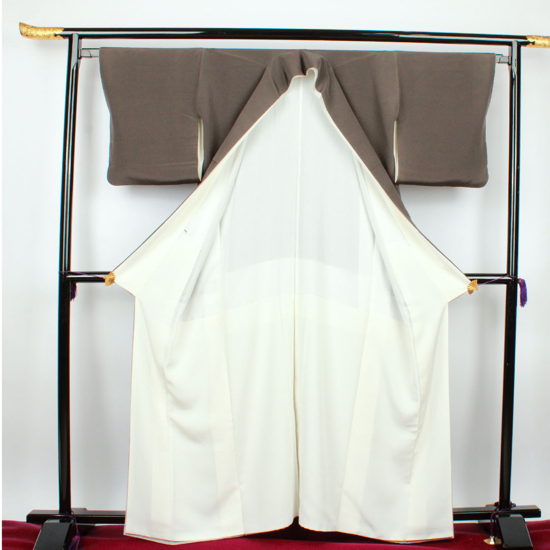 Colored Tomesode, Length 162cm, Sleeve Length 65cm, Awase, Burnt Charcoal Color, Living National Treasure, Fukuda Yoshishige, Pine Pattern, Gosan Paulownia, Pure Silk, S Rank, Three Crests, Black, 1111000442410