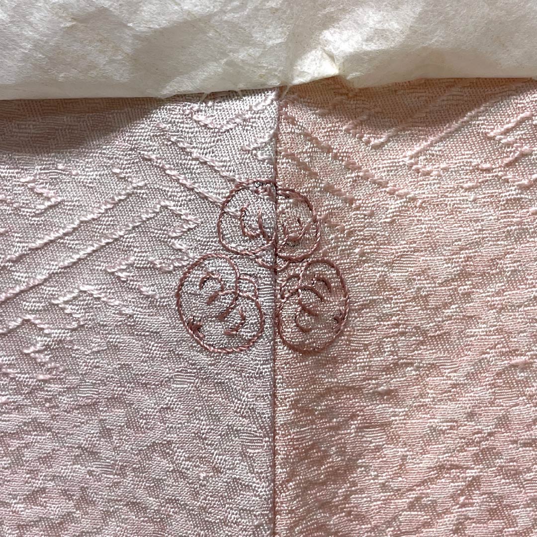 色無地 正絹 Sランク 身丈171.5cm 裄丈69cm 曙色（あけぼのいろ） 一つ紋 葉なし三ツ茶の実 縫い紋 袷 ピンク系 1114002362613