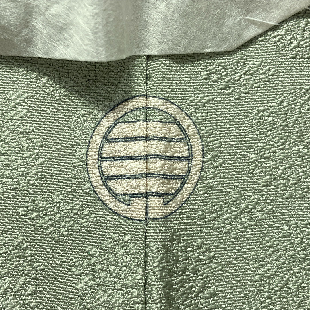 ［ 色無地 ］正絹　乳白みの緑　ちりめん　一つ紋　着物　準礼装　略礼装　作家物 リサイクル着物】色無地 正絹 身丈158cm 裄丈64.5cm 薄緑色（うす