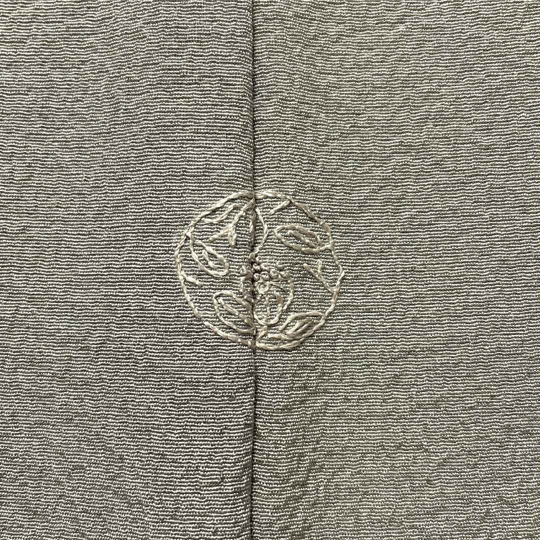 Plain color, pure silk, length 161cm, sleeve length 66cm, plain color, one crest, Kikuemaru, artist's work, lined, S rank, gray 1114001582422