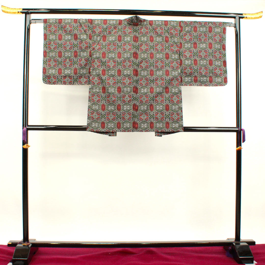 村山大島紬 身丈162cm 裄丈63.5cm しつけ糸付き 未使用品 アンサンブル 幾何学模様 正絹 Sランク 袷 黒系 1116002732410