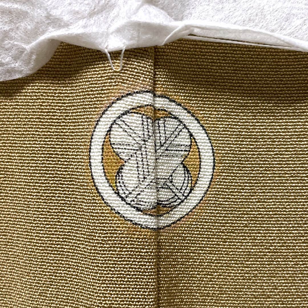 Iro-tomesode (colored formal kimono) made of pure silk, S rank, length 157.5cm, sleeve length 63cm, lined, clove-colored, with one crest, a circle with a hawk feather motif, floral motifs, Scotchgard, and brown accents. Product code: 1111002022314