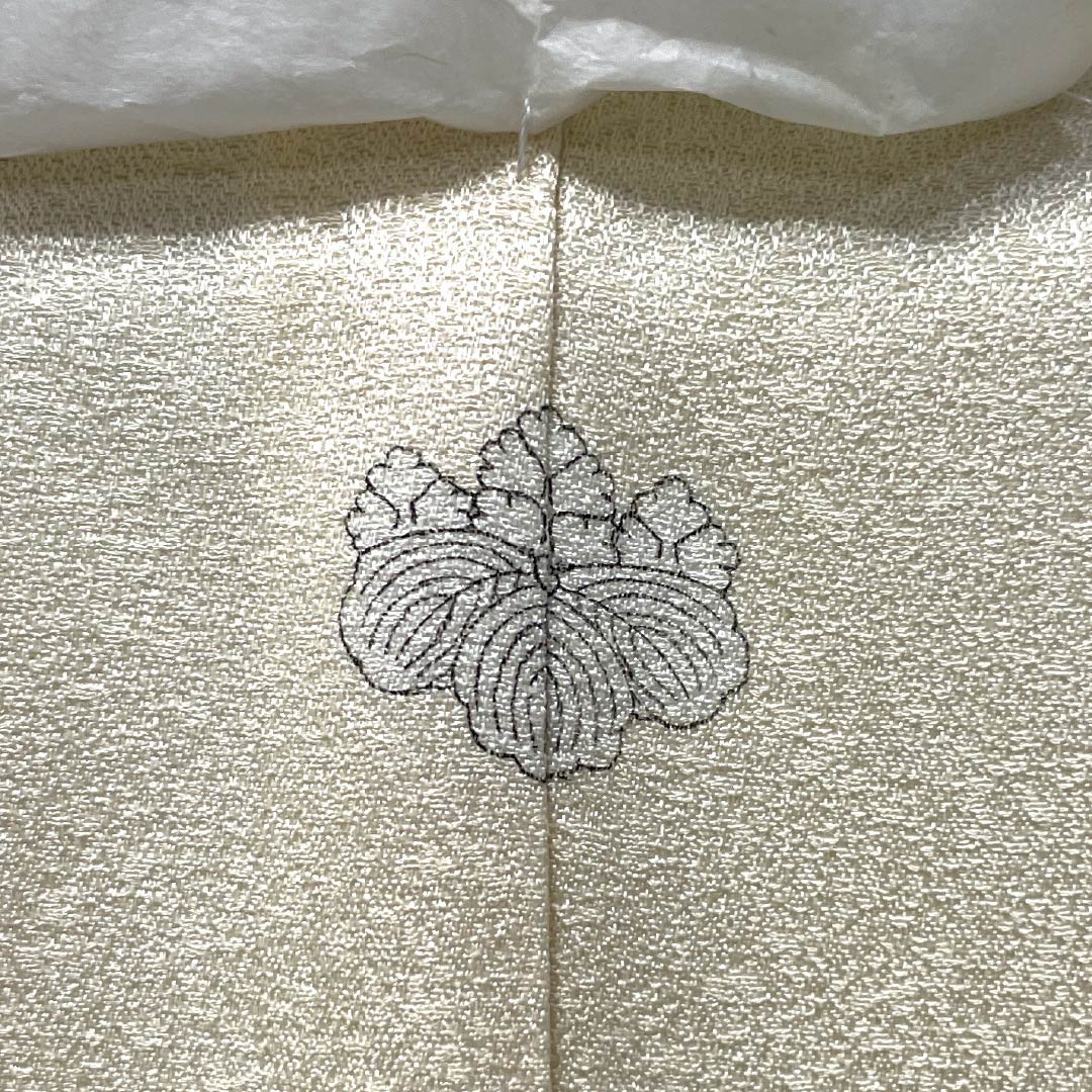 色留袖 正絹 Aランク 身丈160.5cm 裄丈62.5cm 袷 練色（ねりいろ） 三つ紋 五三桐 大丸別誂え 京友禅 金駒刺繡 松 三つ紋 クリーム系 1111001993415