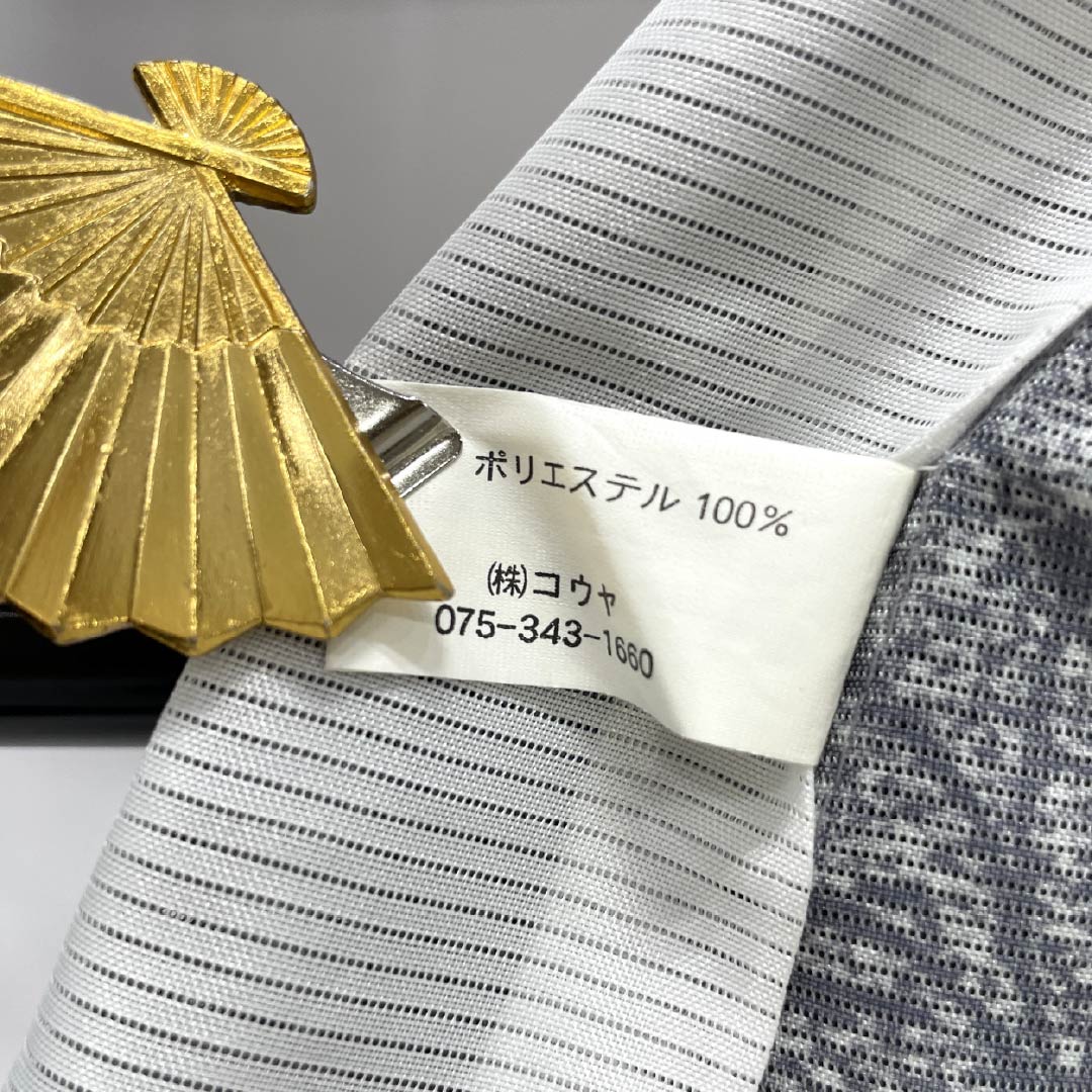 夏物 ポリエステル 小紋 Sランク 身丈164.5cm 裄丈66.5cm 薄鈍色（うすにびいろ） 洗える着物 斜め市松 花柄 絽 グレー系 1132005582422