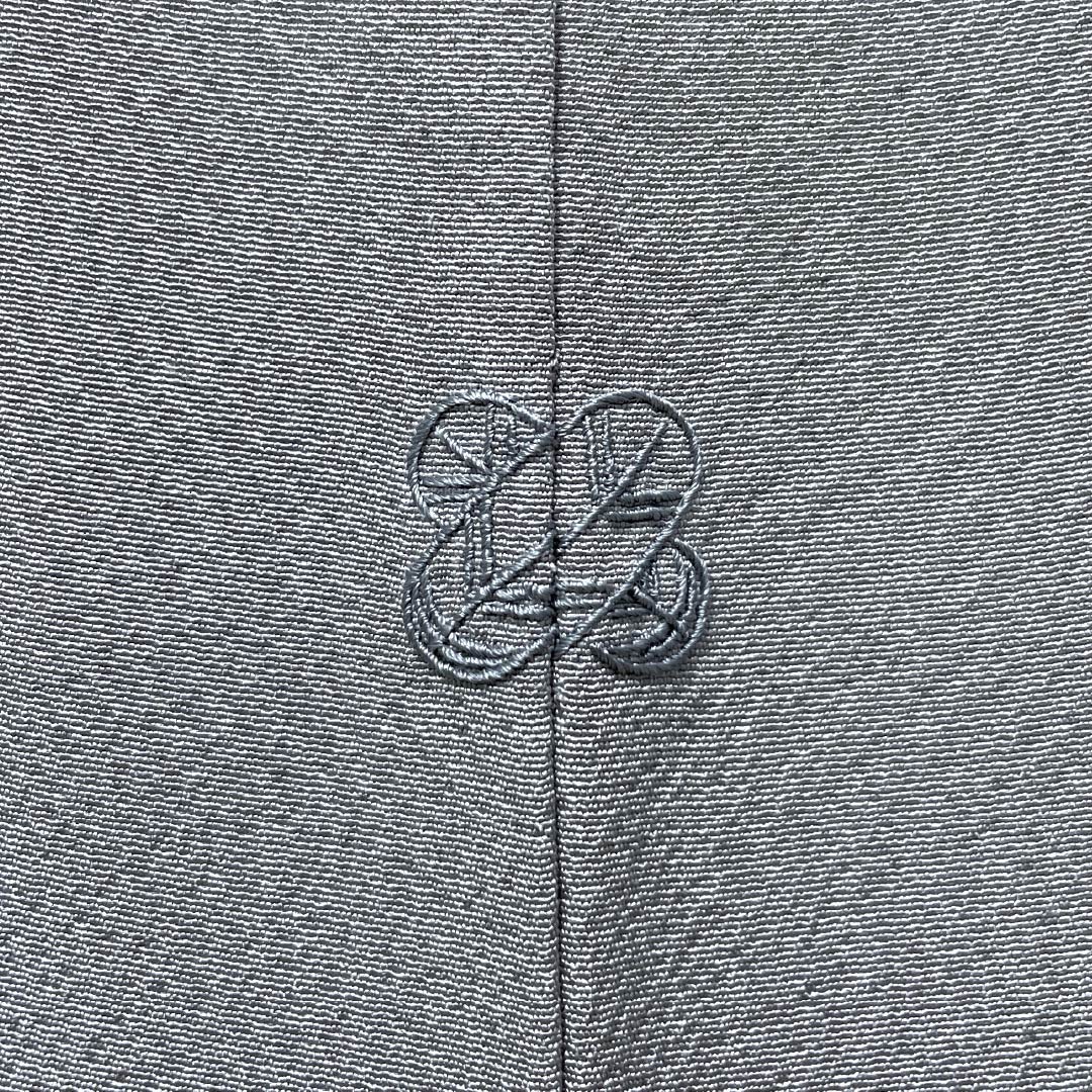 Solid-colored silk kimono, A-rank, length 156.5cm, sleeve length 67cm, silver (gin-iro) color, single crest, hawk feather pattern, sewn crest, lined, gray, 1114002543322