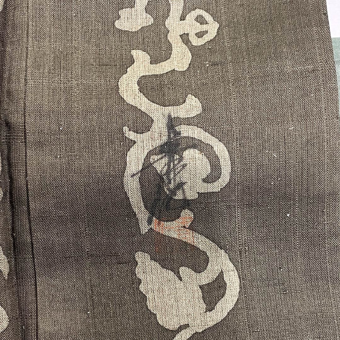 Pure silk tsumugi (pongee) kimono, B-grade, length 160.5cm, sleeve length 62.5cm, oak-gray (tsurubaminezuiro) color, arabesque pattern, artist-designed, lined, brown, product code 1116004704414