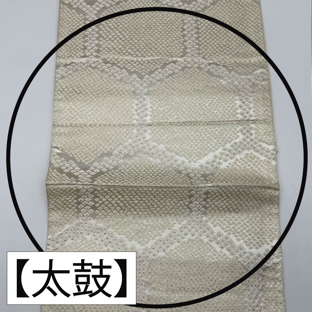 Formal, silver-colored, pure silk obi with a tortoiseshell pattern and kanoko dappled lining, suitable for formal kimono (tomesode), length 426cm, rank B, six-fold weave, product number 1123014574322