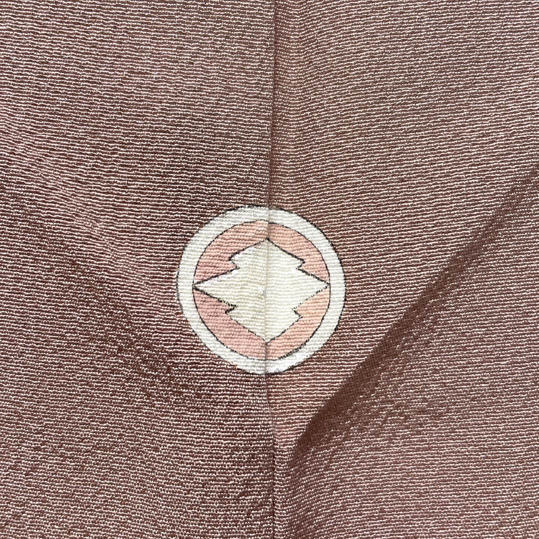 Solid-colored silk kimono, S-rank, length 151cm, sleeve length 58cm, mizugaki-iro (water persimmon color), single crest, circle with pine bark diamond pattern, lined, brown, Mizutani Chirimen, product code: 1114002472214