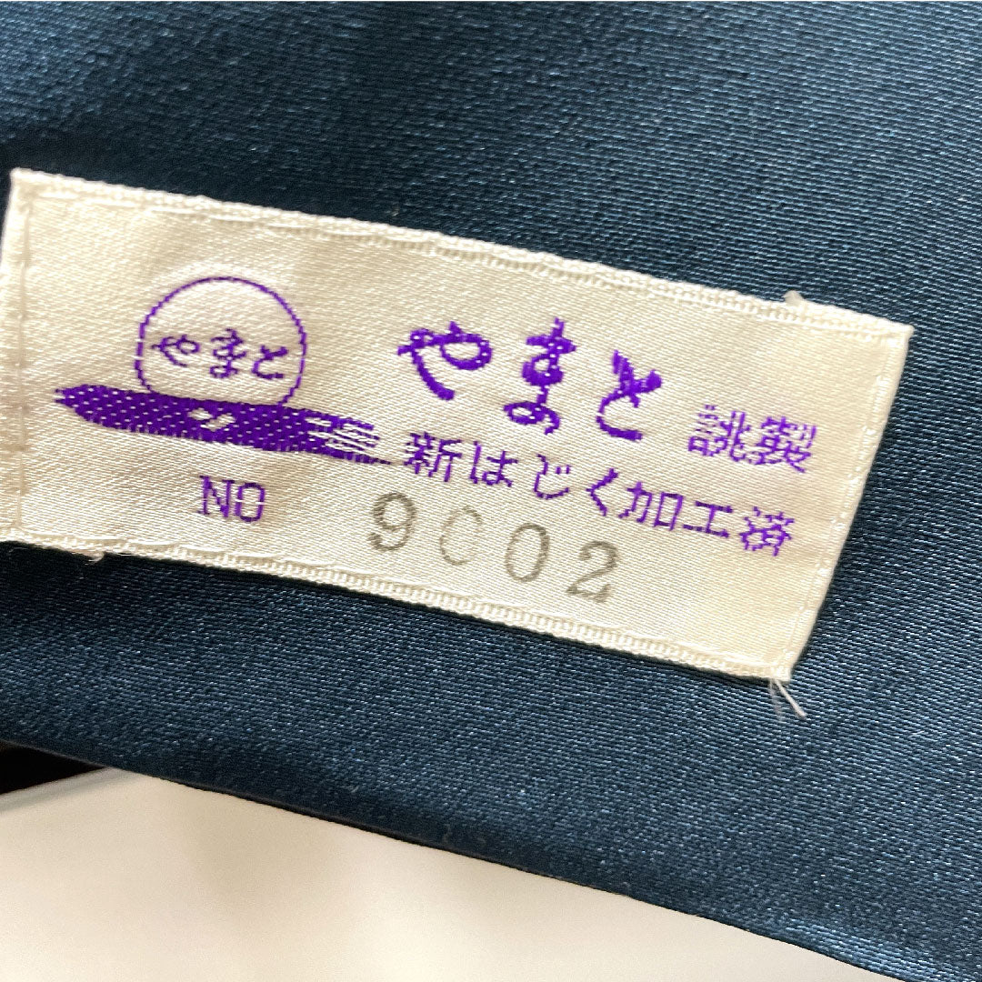 大島紬 正絹 身丈167cm 裄丈70cm  緯総絣 色紙模様 Sランク 袷 黒系 1116003062510