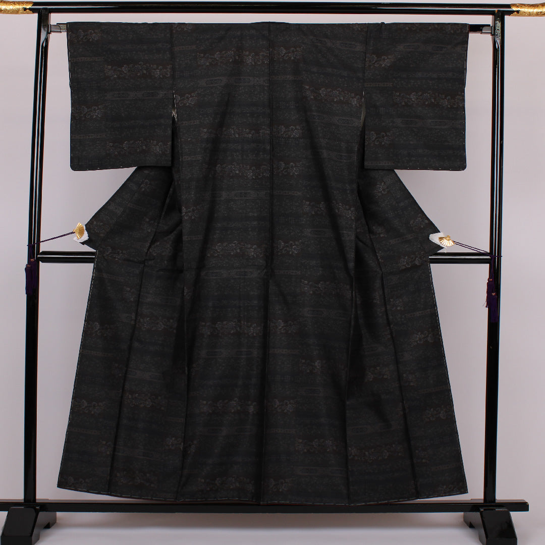 大島紬 身丈158cm 裄丈65cm 花横段 正絹 美品 袷 ブラック 1116000103310