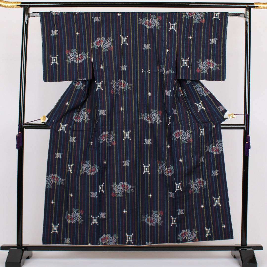 紬 身丈158cm 裄丈63cm 絣紬 縞に絣 正絹 美品 袷 ネイビー 1116000052318