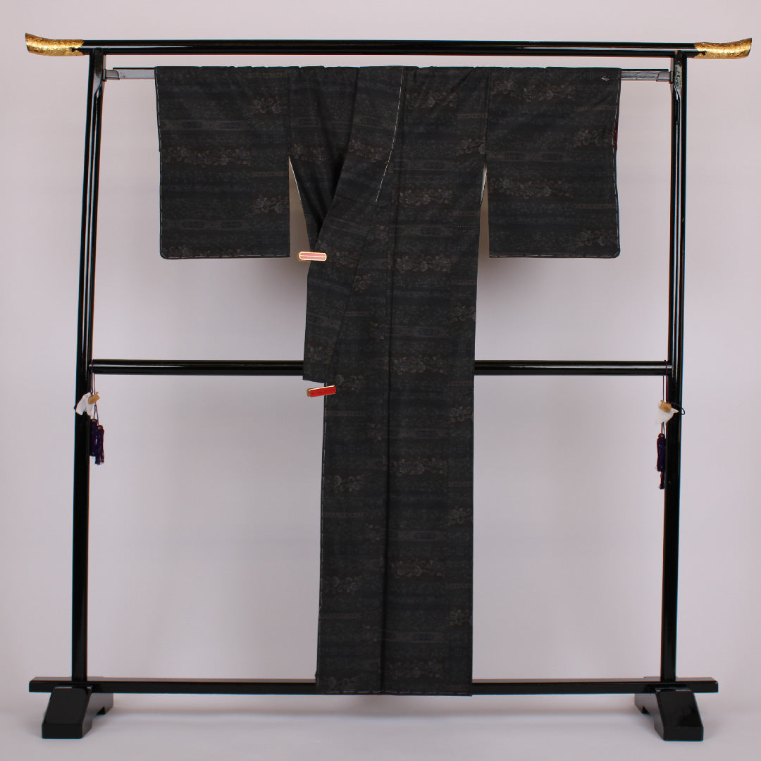 大島紬 身丈158cm 裄丈65cm 花横段 正絹 美品 袷 ブラック 1116000103310