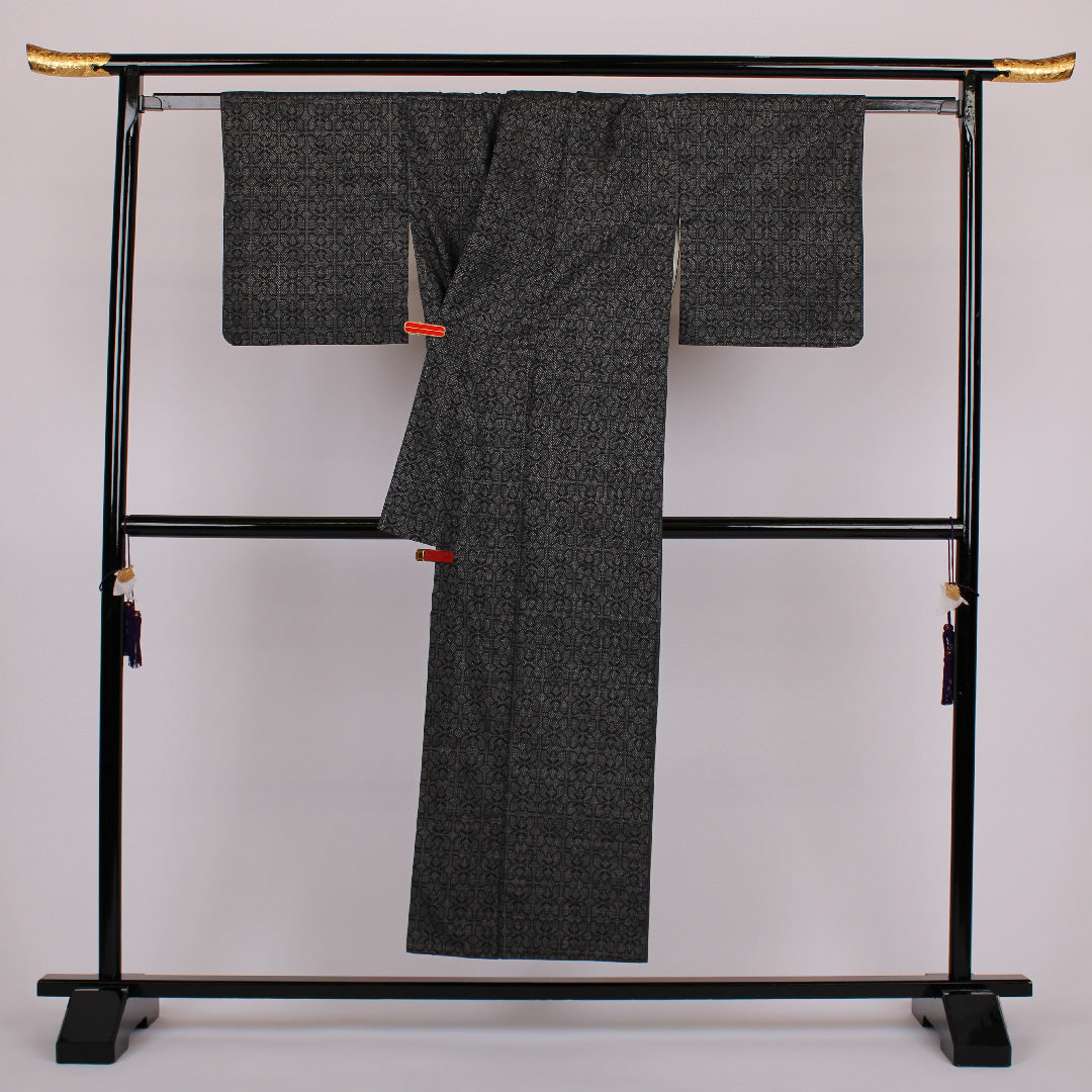 大島紬 身丈151.5cm 裄丈62.5cm 幾何学 正絹 美品 袷 黒 1116000253210