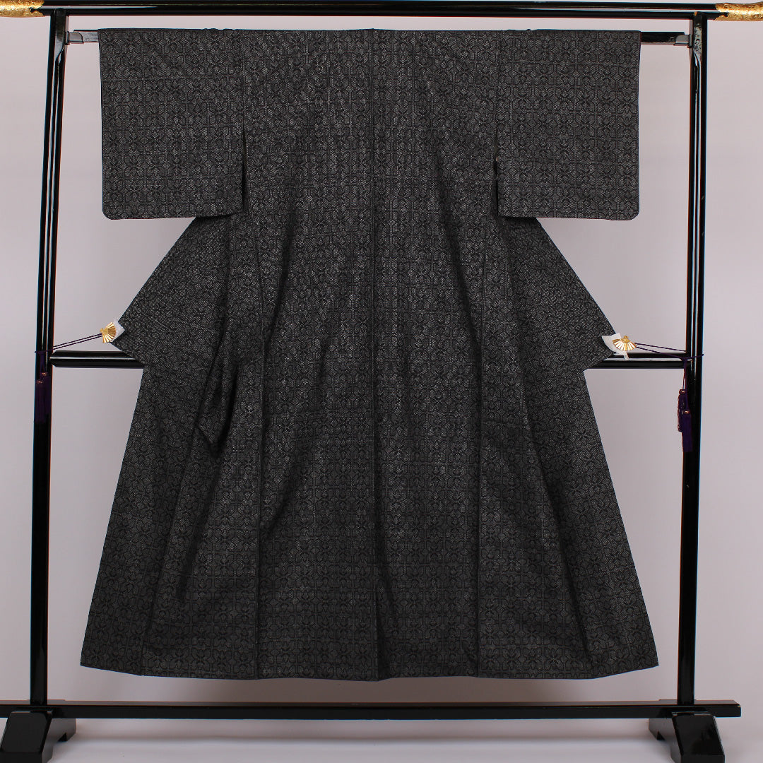 大島紬 身丈151.5cm 裄丈62.5cm 幾何学 正絹 美品 袷 黒 1116000253210